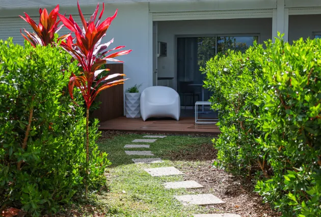 Steinweg zur Terrasse des Mahogany Hôtel Résidence & Spa in Le Gosier, Guadeloupe.