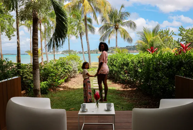 Mutter und Tochter auf der Terrasse des Mahogany Hôtel Résidence & Spa in Le Gosier, Guadeloupe.