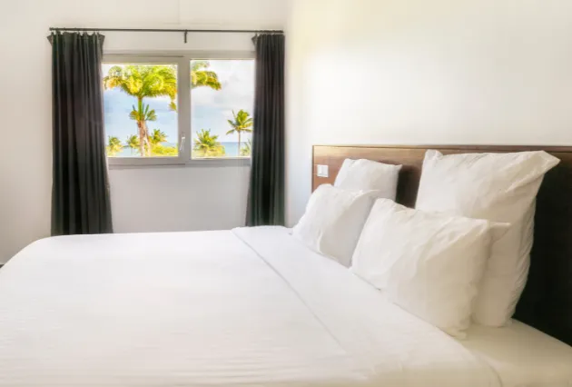 Habitación con cama king-size y vista a las palmeras, Mahogany Hôtel Résidence & Spa, Pointe de la Verdure, Gosier.
