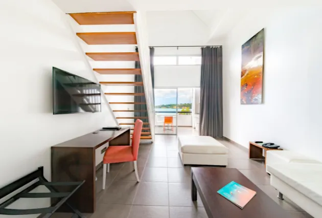 Vista general del dúplex con salón, escritorio y acceso al balcón, Mahogany Hôtel Résidence & Spa, Guadalupe.