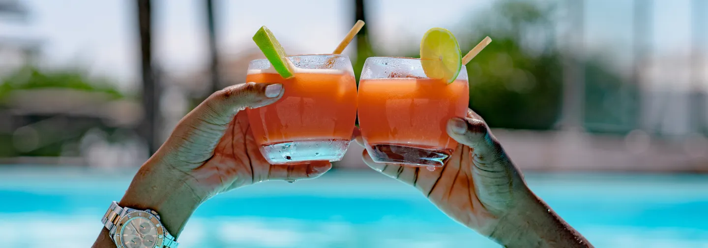 Trinquer avec des cocktails au bord de la piscine, Mahogany Hôtel Résidence & Spa, Le Gosier, Guadeloupe.