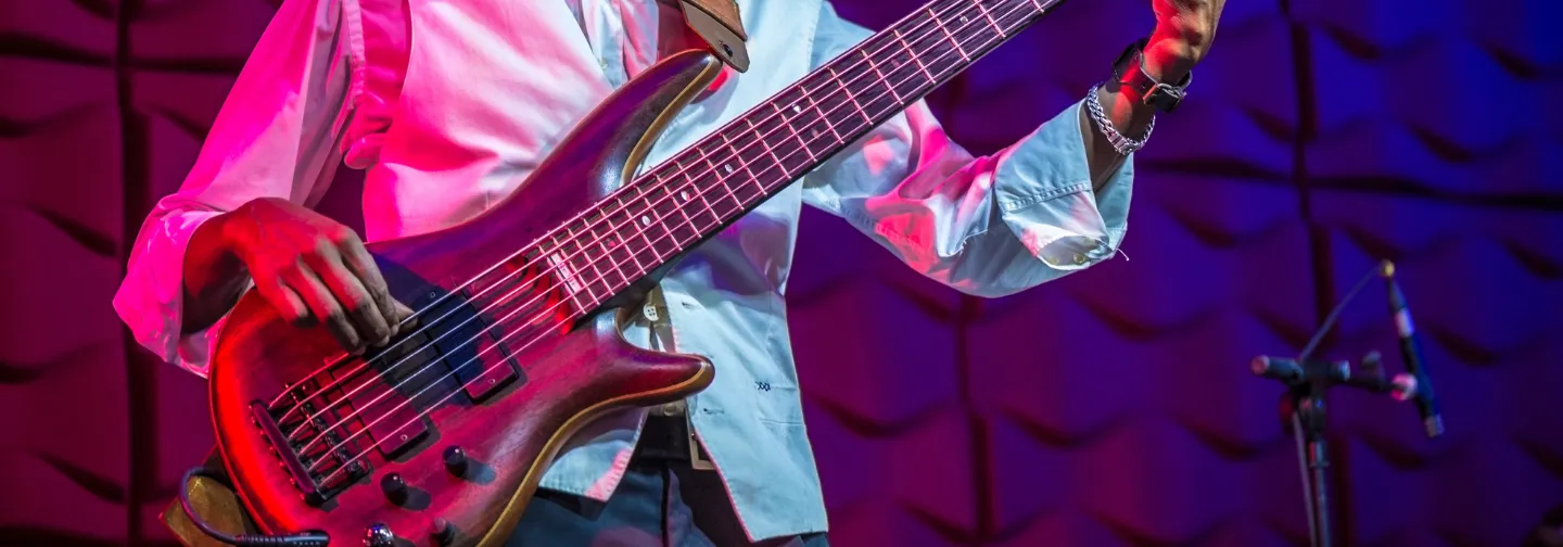 Professioneller Bassist bei einem Live-Auftritt, Mahogany Hôtel Résidence & Spa, Le Gosier, Guadeloupe.