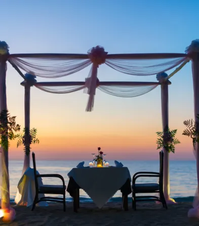 Cena romántica bajo una pérgola florida, frente al mar, en el Mahogany Hôtel Résidence & Spa (Pointe de la Verdure).