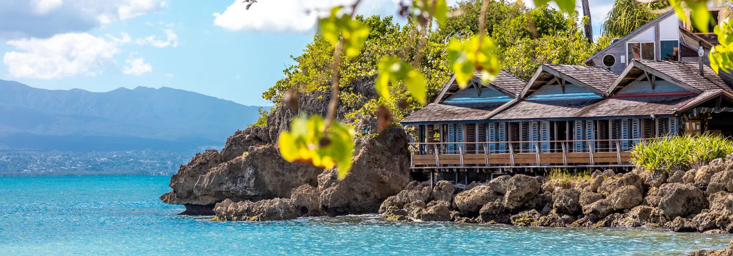 Luftaufnahme des Mahogany Hôtel Résidence & Spa, umgeben vom karibischen Meer auf Guadeloupe.