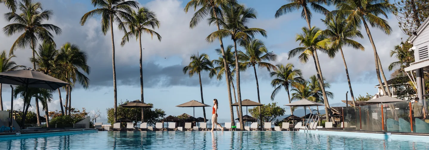 Entspannendes Bad im Pool des Mahogany Hôtel Résidence & Spa, Le Gosier, Guadeloupe.