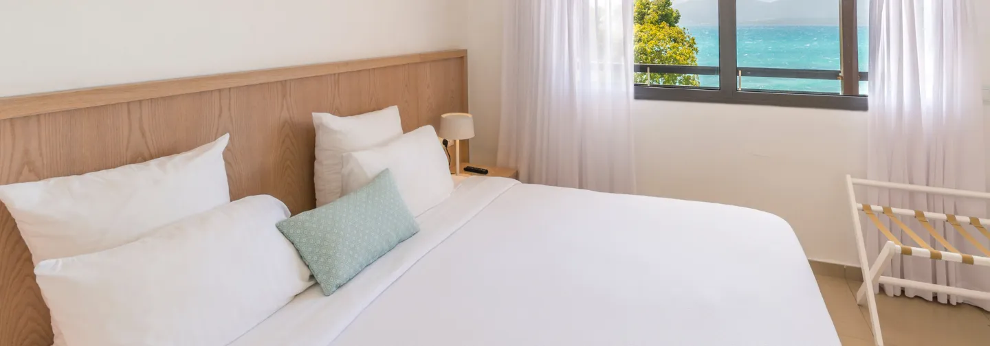 Chambre lumineuse du Mahogany Hôtel Résidence & Spa, avec vue sur la mer, Pointe de la Verdure, Le Gosier, Guadeloupe.