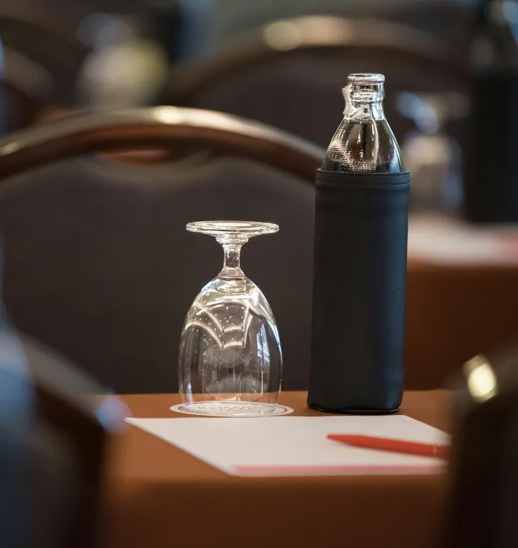Detailansicht eines Konferenztisches mit Wasser und Schreibutensilien im Mahogany Hôtel, Le Gosier, Guadeloupe.