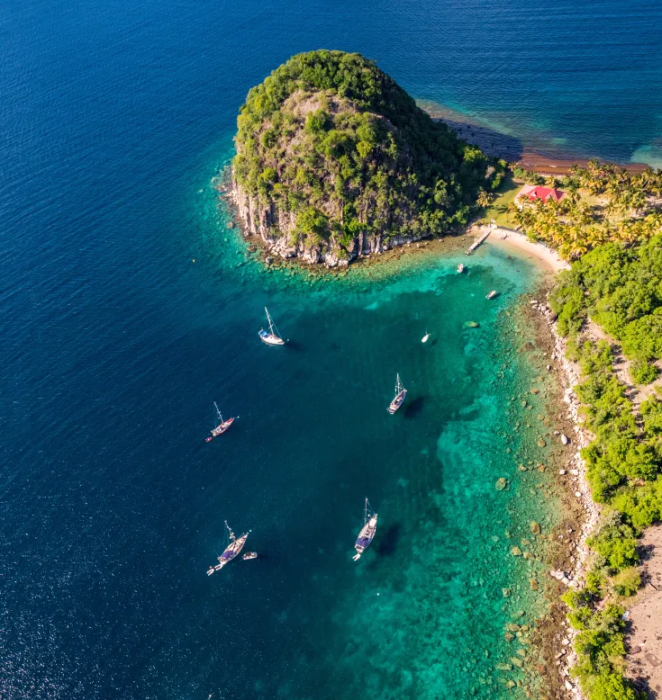 Vue aérienne du îlet du Gosier et de sa plage, bordée d'eaux turquoise, Guadeloupe.