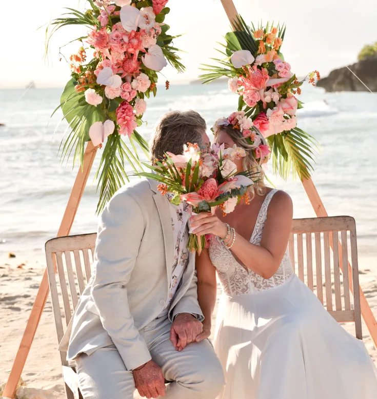 Cérémonie de mariage romantique sur la plage du Mahogany Hôtel Résidence & Spa, Le Gosier, Guadeloupe.