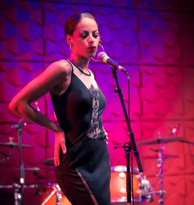 Performance live au Mahogany Hôtel Résidence & Spa, avec un éclairage de scène rose et violet, Le Gosier, Guadeloupe.
