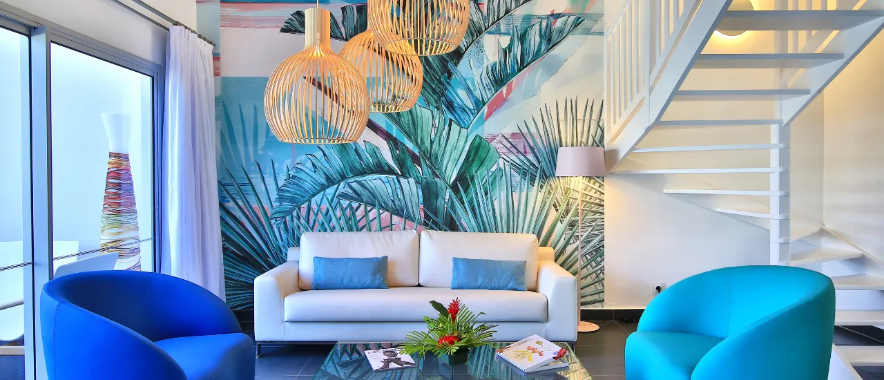 Suite spacieuse avec salon et ambiance tropicale à l’Hôtel Résidence & Spa Mahogany, le Gosier Guadeloupe.