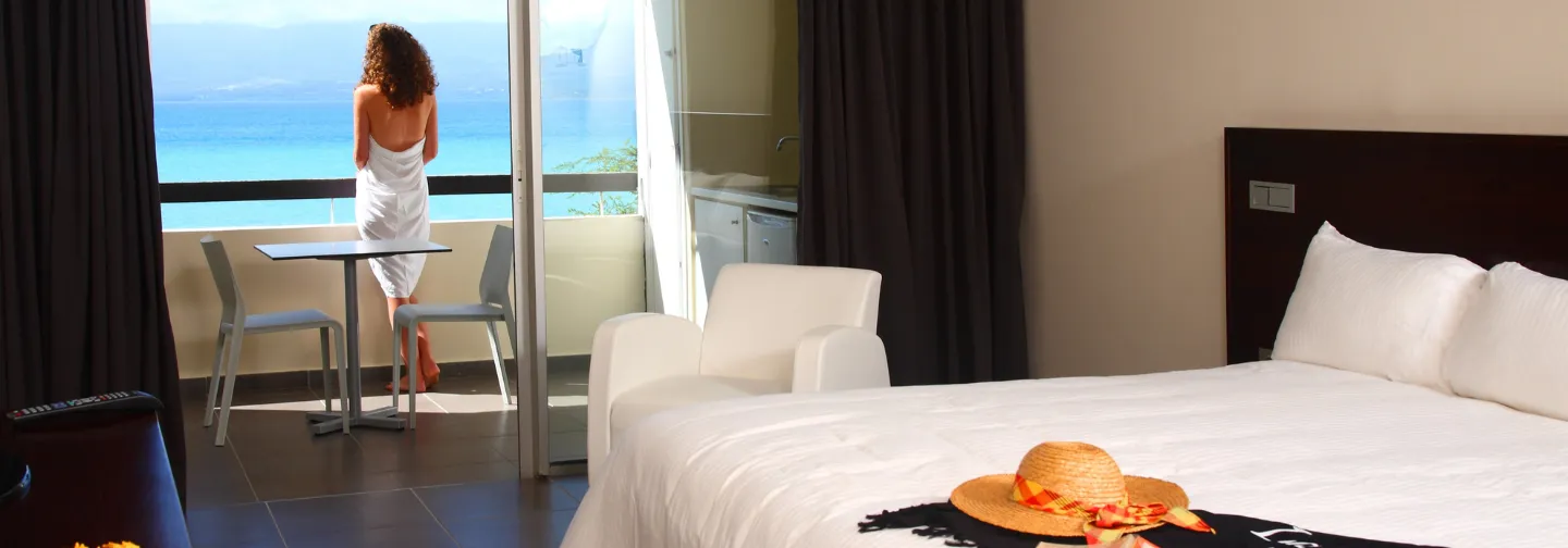 Des chambres lumineuses et chaleureuses au sein du Mahogany Hôtel Résidence & Spa, au Gosier en Guadeloupe.
