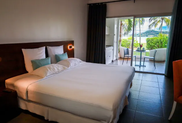 Intérieur de la chambre vue sur la terrasse du Mahogany Hôtel Résidence & Spa à Le Gosier, Guadeloupe.