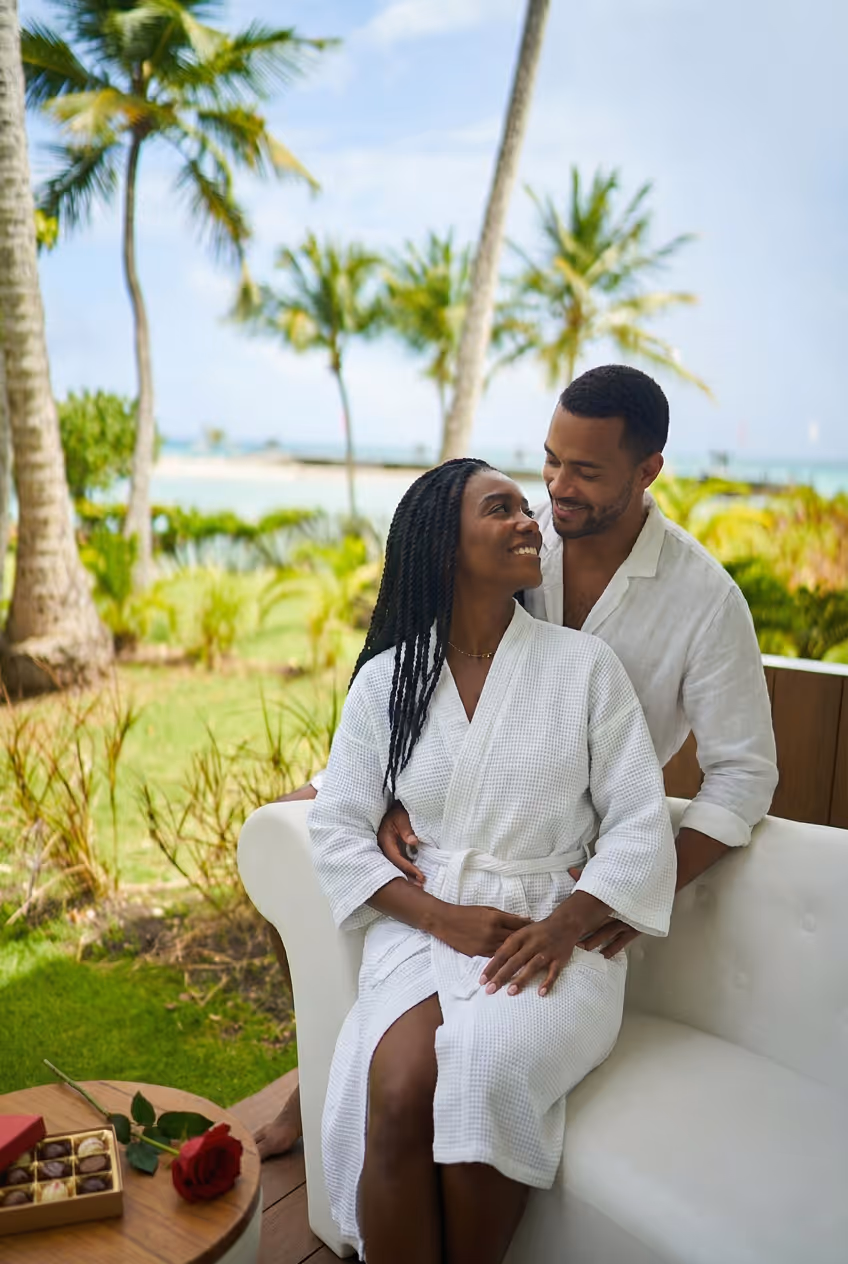 Paar in Bademänteln feiert einen besonderen Anlass im Mahogany Hôtel, Le Gosier, Guadeloupe.