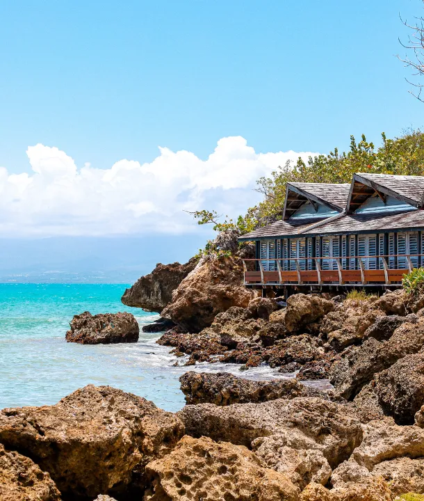 Nahaufnahme der Bungalows an der Felsküste des Mahogany Hôtel Résidence & Spa in Le Gosier, Guadeloupe.