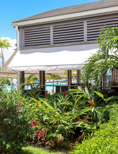 Nahaufnahme des Schindeldachs eines Hotelgebäudes, Mahogany Hôtel Résidence & Spa, Le Gosier.