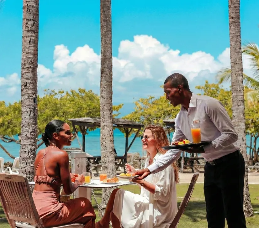 Buffet im Restaurant La Route des Épices im Hotel Résidence & Spa Mahogany mit Koch und Gästen, Le Gosier, Guadeloupe.
