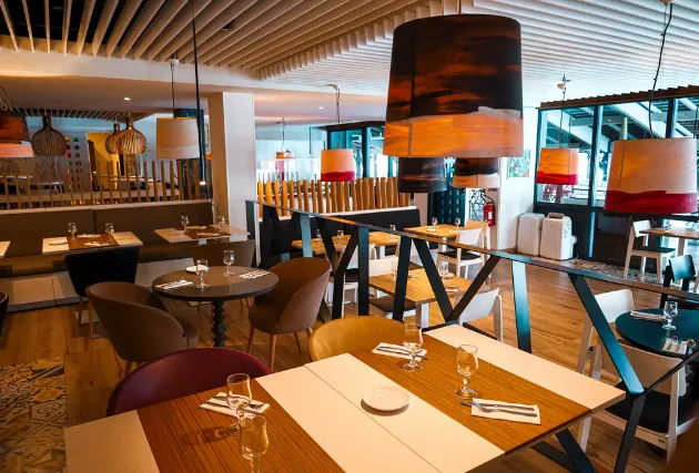 Buffet gourmand de La Route des Épices à l’hôtel Résidence & Spa Mahogany avec plats présentés sous cloches, le Gosier Guadeloupe.