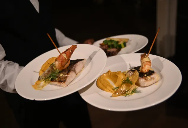 Servieren von Gourmetgerichten mit Garnelen und Fisch im Restaurant des Mahogany Hôtel Résidence & Spa, Pointe de la Verdure, 97190 Le Gosier, Guadeloupe.
