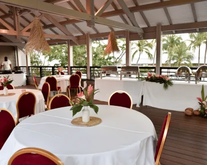Tagungsraum im Mahogany Hôtel Résidence & Spa, Le Gosier, Guadeloupe, mit U-förmiger Bestuhlung und Wasserflaschen.