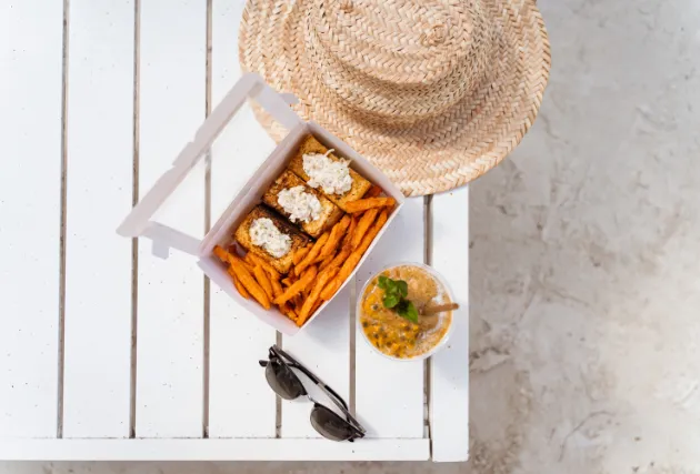 Gesamtansicht der Yureli Beach Bar direkt am Strand mit Palmen und Sonnenliegen im Hotel Résidence & Spa Mahogany, Le Gosier, Guadeloupe.