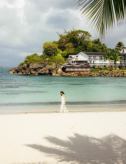 Couple se relaxant sur des transats face à la mer à l’hôtel Résidence & Spa Mahogany, le Gosier Guadeloupe.