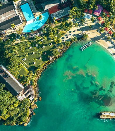 Palmeraie luxuriante encadrant une vue splendide sur le lagon cristallin au Mahogany Hôtel, Le Gosier.