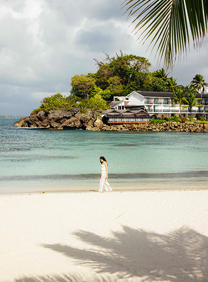 Détente sur un transat face à la mer des Caraïbes au Mahogany Hôtel, Pointe de la Verdure, Le Gosier.