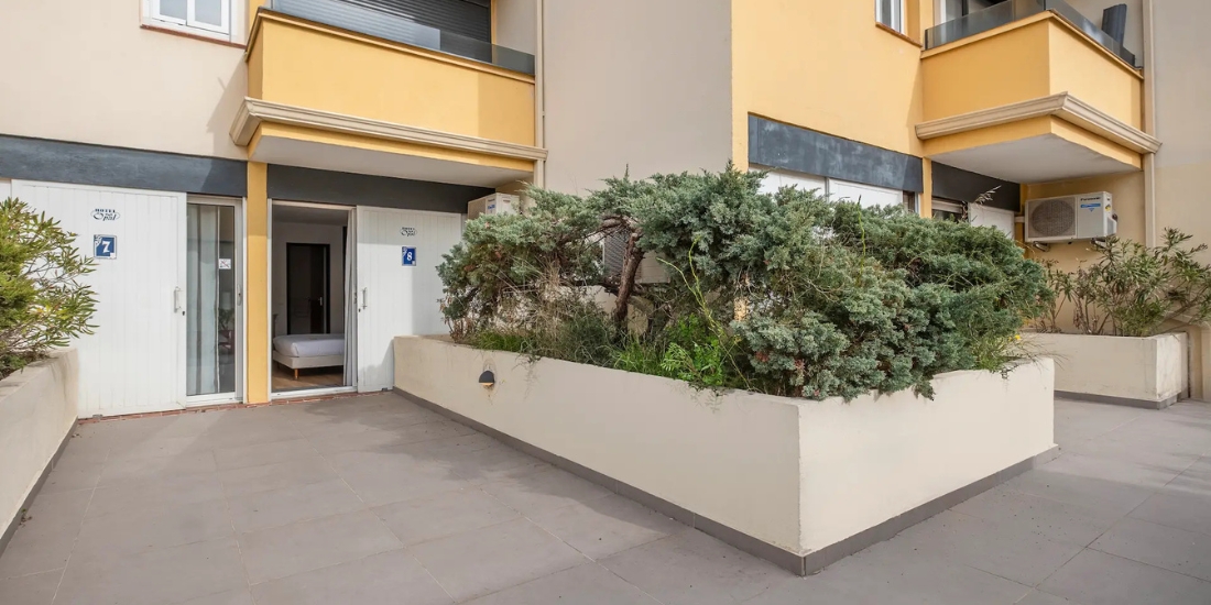 The terrace of the standard room in Agde