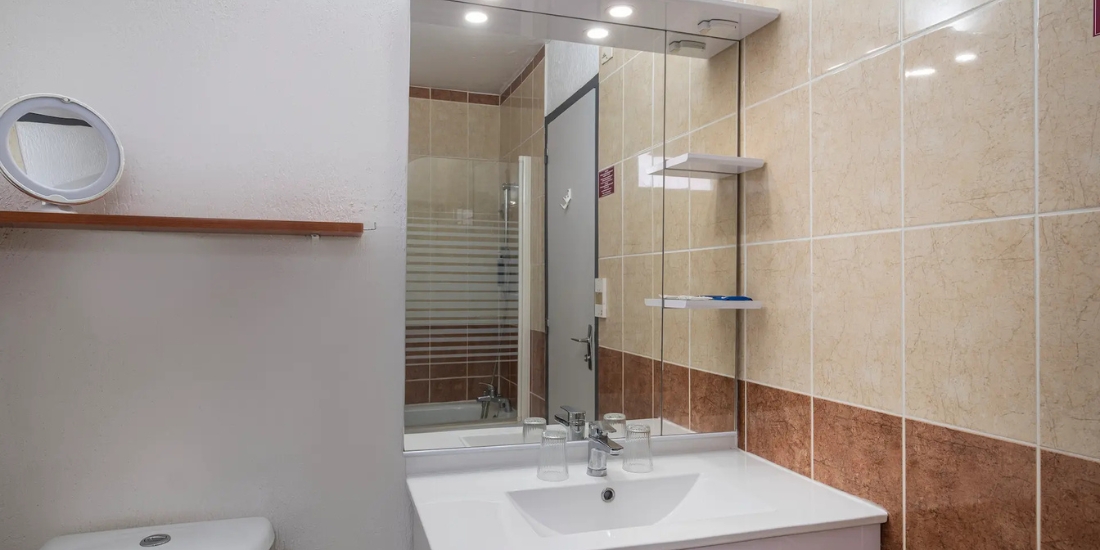 The bathroom of the standard room, in Occitanie