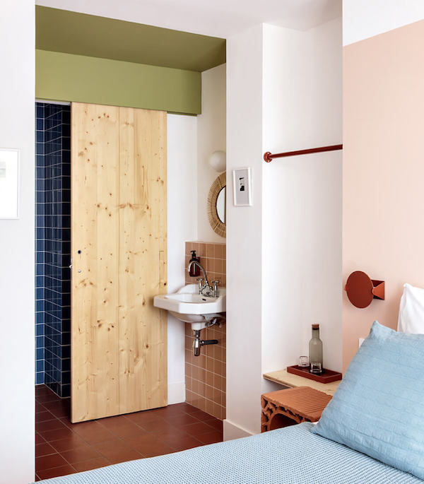 Une chambre de l'Hotel Voltaire à Arles