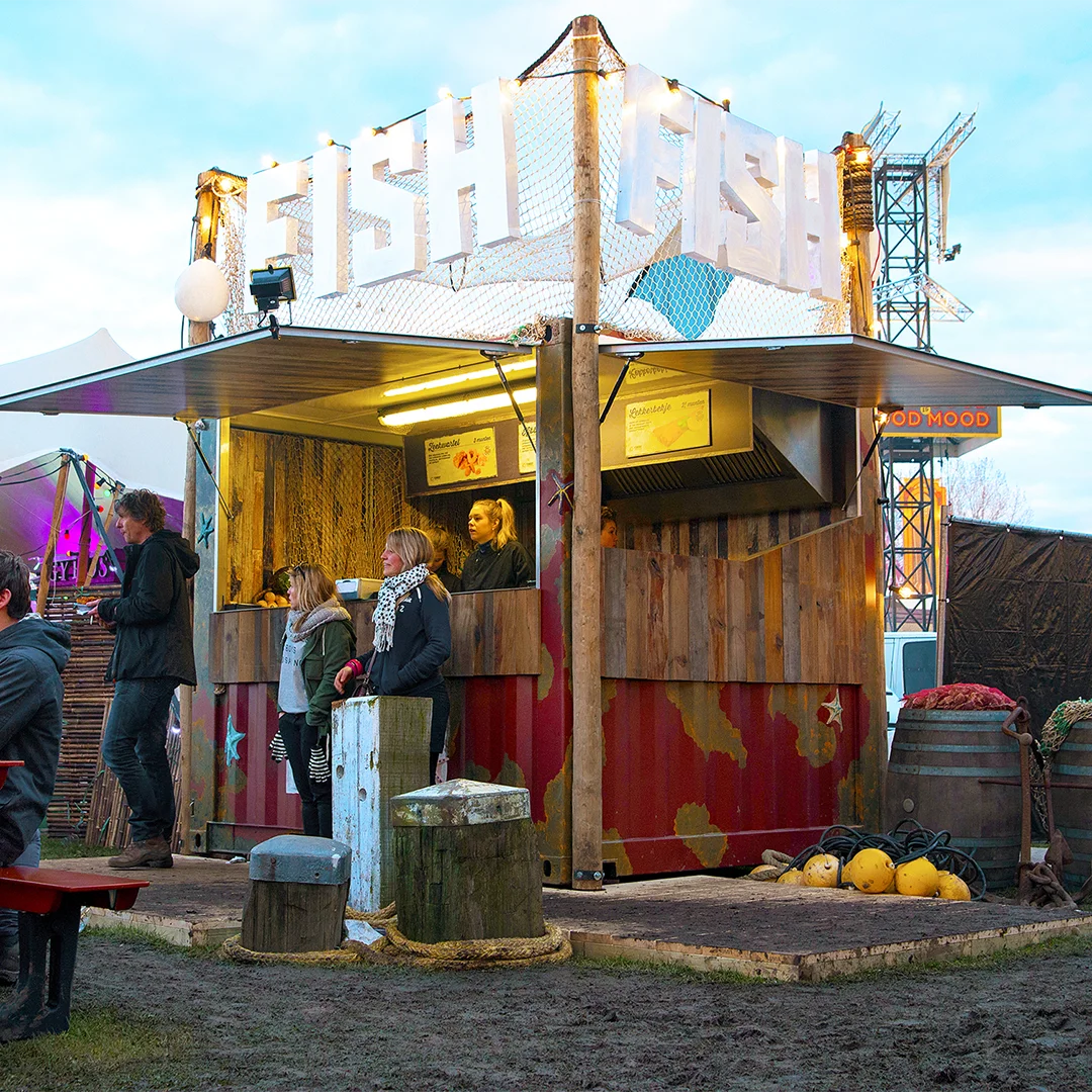 Een vierkante food box met de woorden FISH.