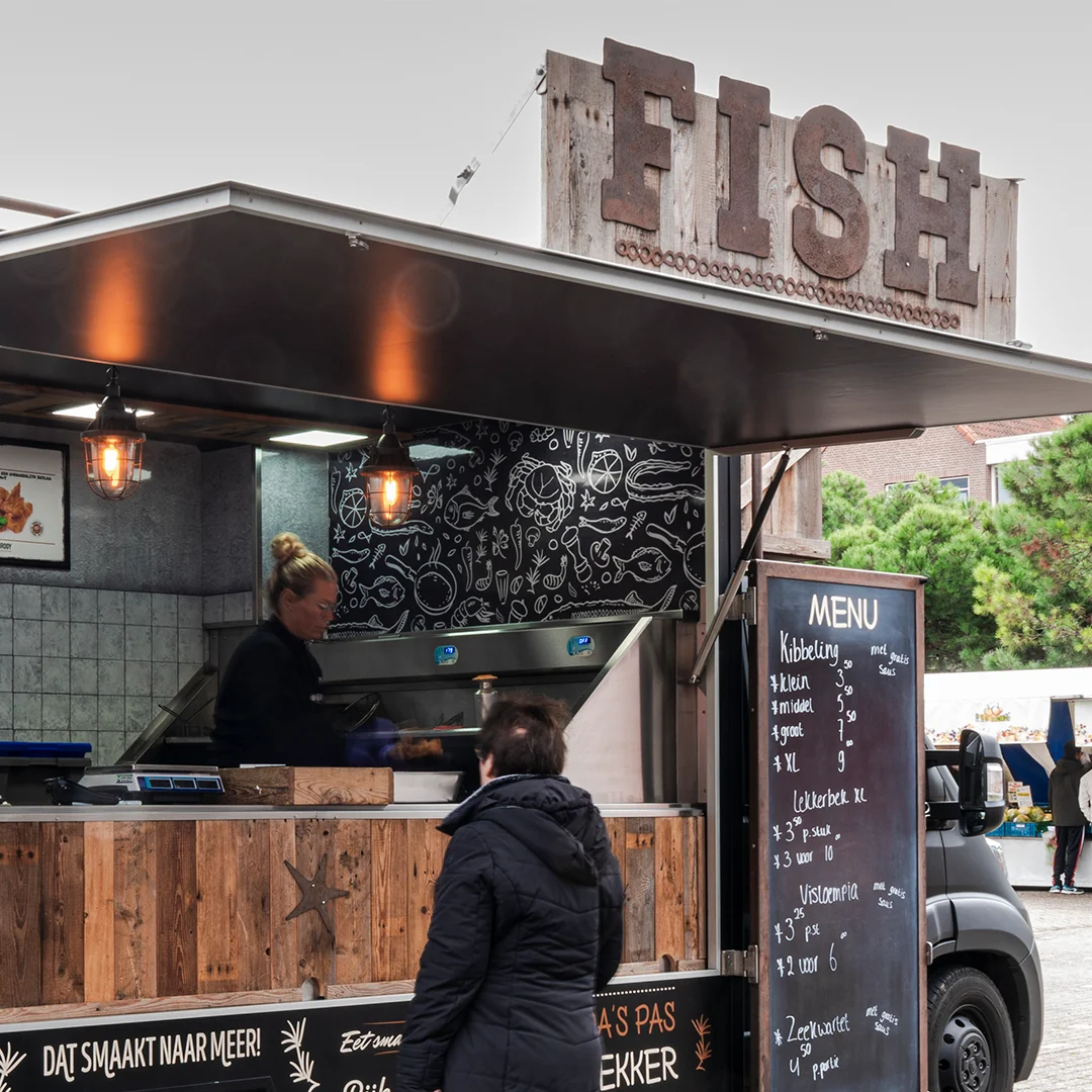 Een foodtruck met daarop FISH.