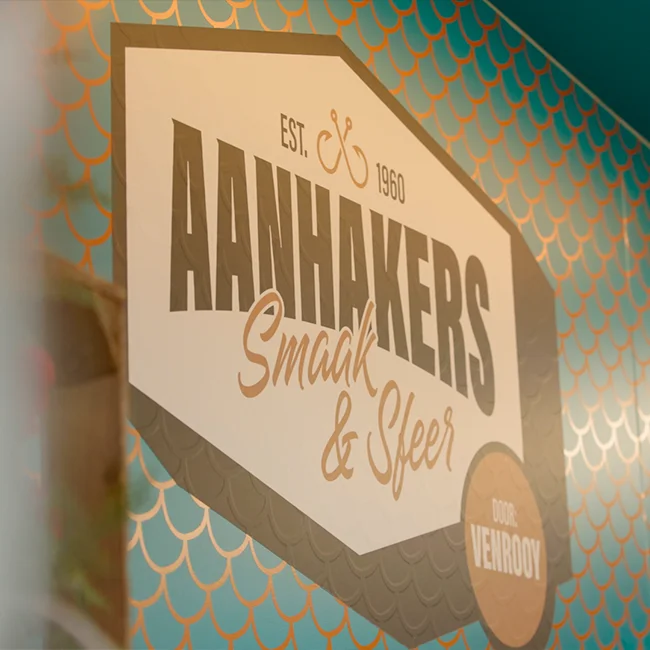 Het logo van Aanhakers op de achterwand van een foodtruck.