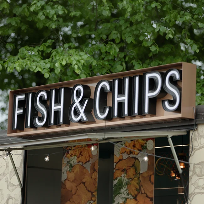 Een LED bak bord met daarop de tekst Fish & Chips.