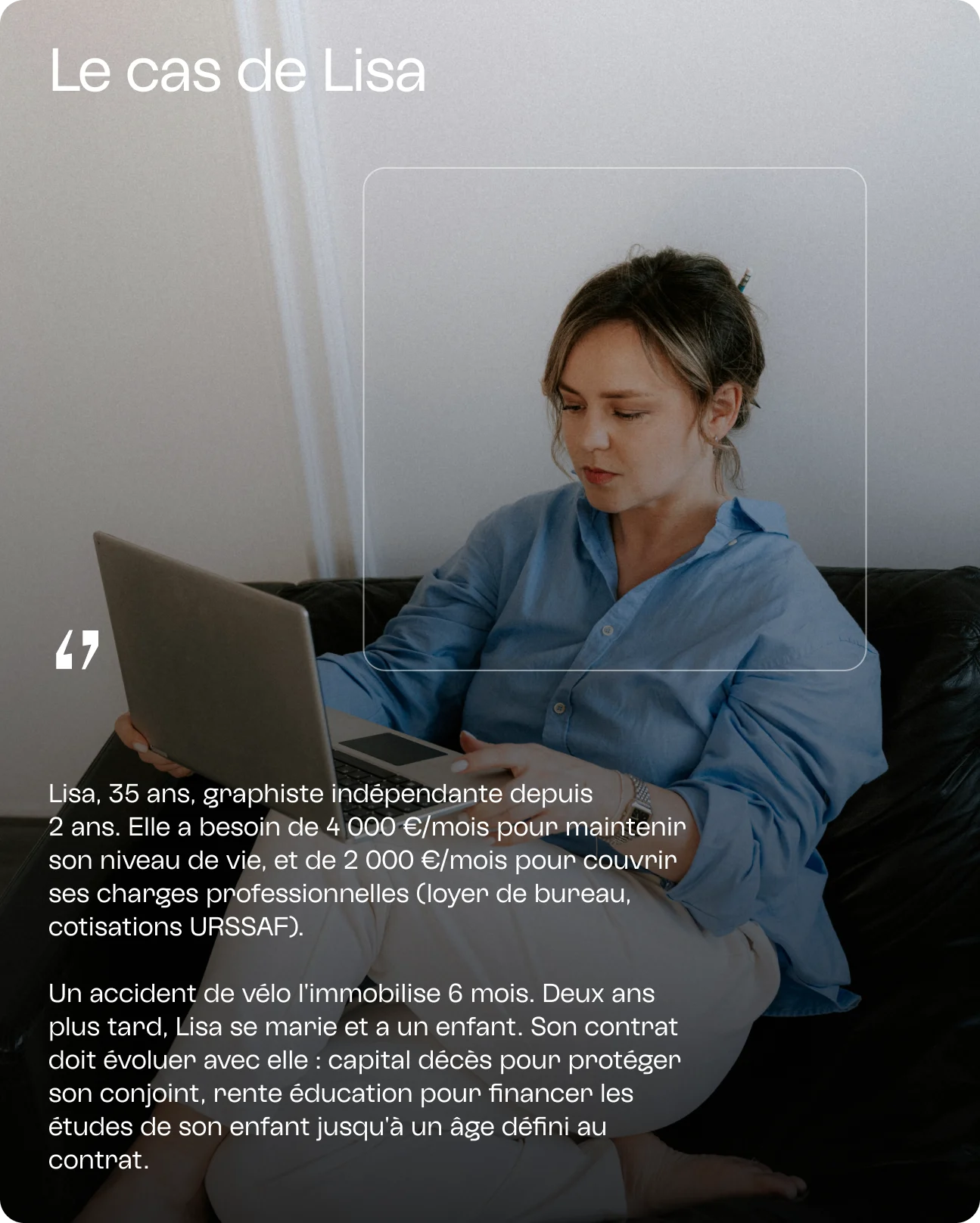 Femme en chemise bleue assise sur un canapé, utilisant un ordinateur portable.