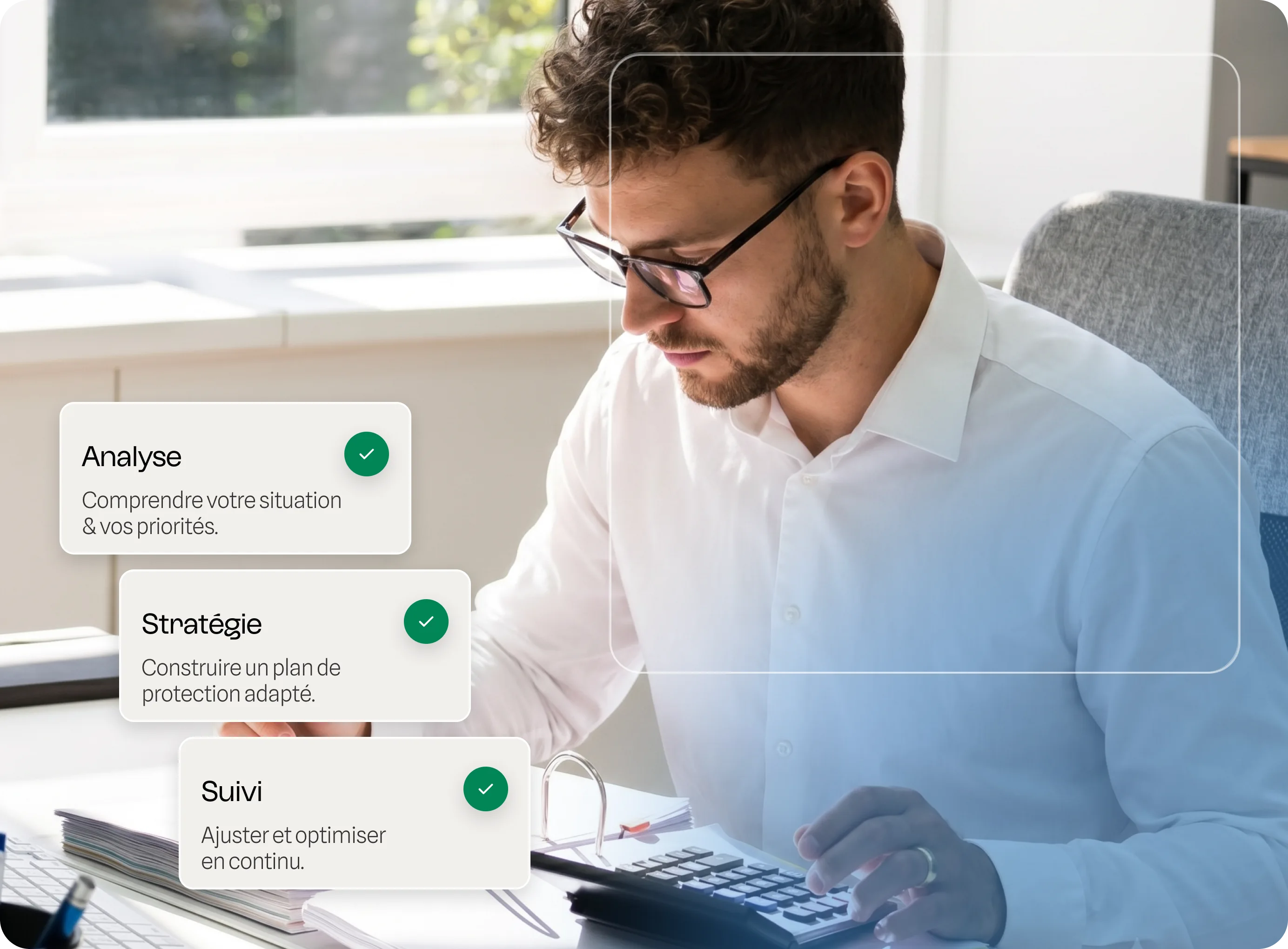 Homme en chemise blanche travaillant à un bureau avec une calculatrice et des documents, icônes de planification.