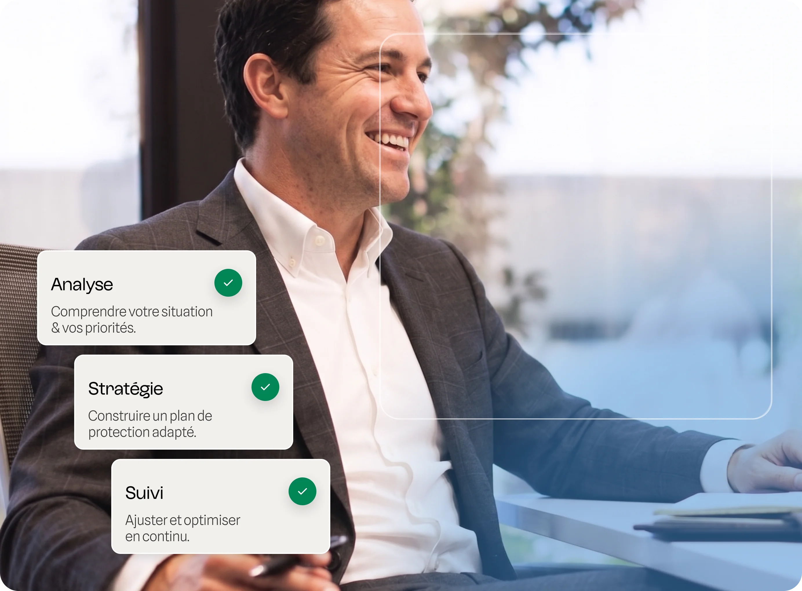 Homme souriant en costume assis à un bureau avec texte sur l’analyse, stratégie et suivi.