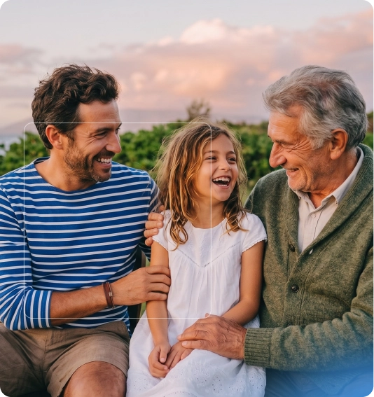 Un homme, une fille et un homme âgé sourient ensemble dehors au coucher du soleil.