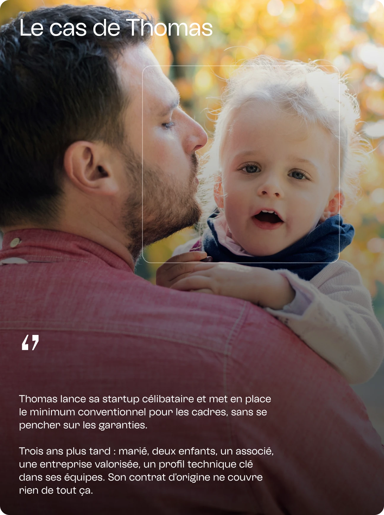 Homme tenant un enfant blond aux cheveux bouclés avec un fond flou automnal.