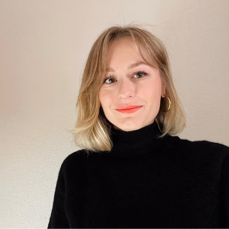 Photo d'une jeune femme souriante au cheveux courts blonds