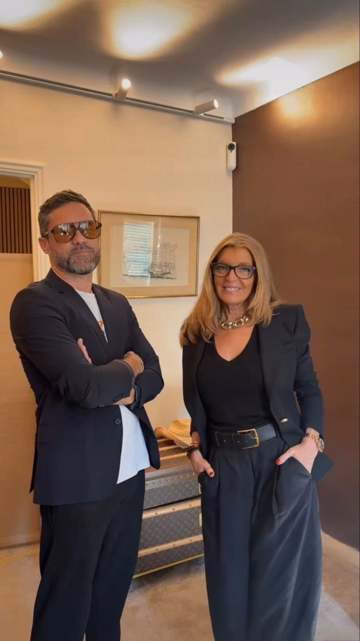 Photo d'un homme et une femme côte à côté et habillés en costume 