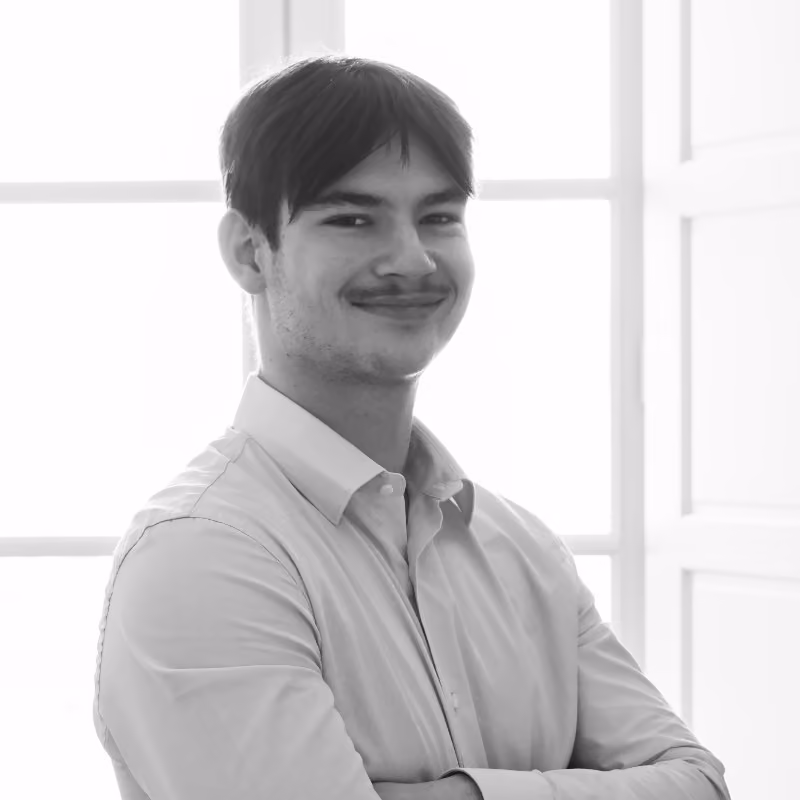 Portrait d'un jeune homme souriant avec une posture professionnelle