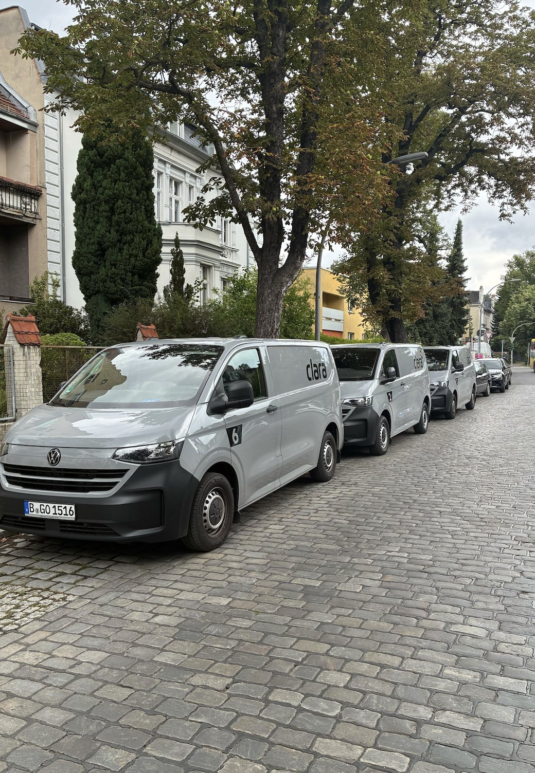 Clara Flotte auf Berliner Straße