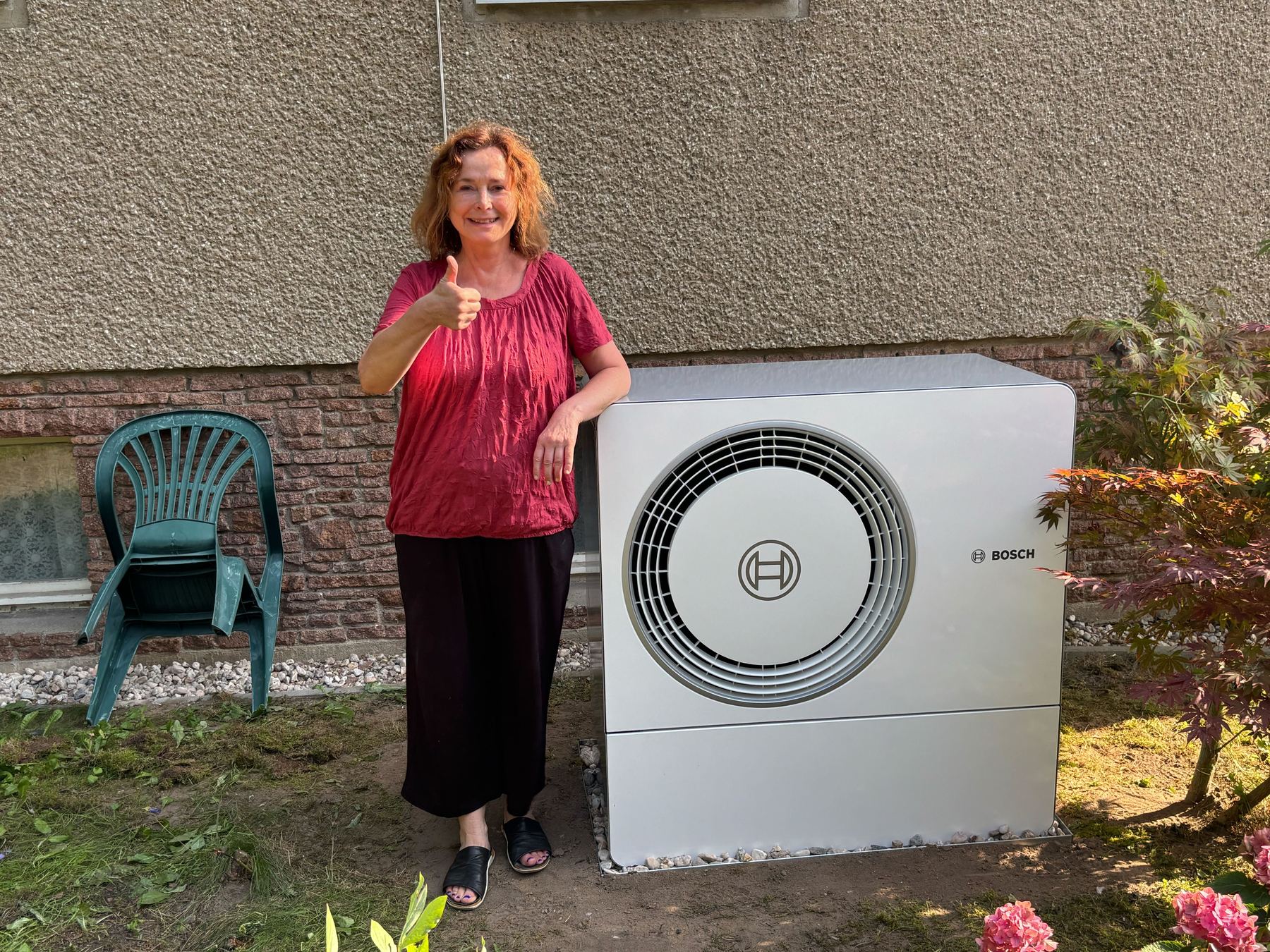 Kundin aus Berlin-Pankow vor ihrer neuen Bosch Wärmepumpe – installiert von Clara, SHK-Meisterbetrieb Berlin