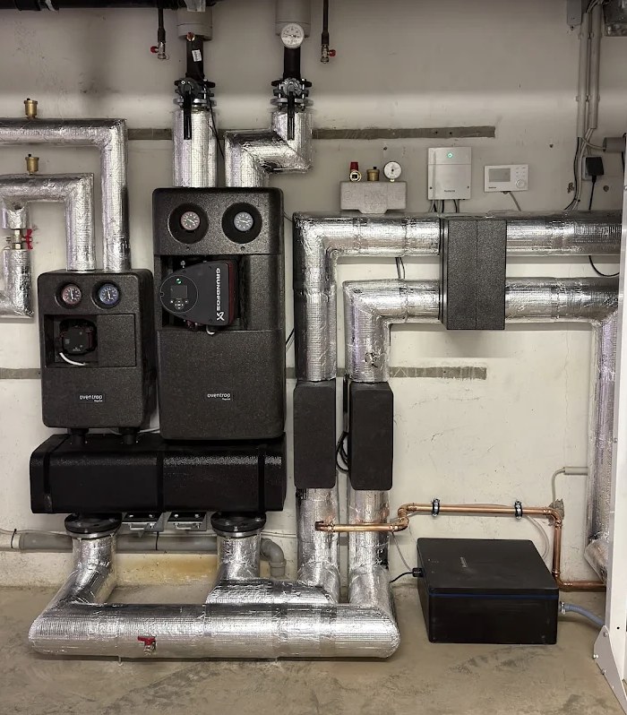 Wärmepumpen-Installation Berlin – Hydraulikstation und Rohrleitungen, eingebaut von Clara-Monteuren
