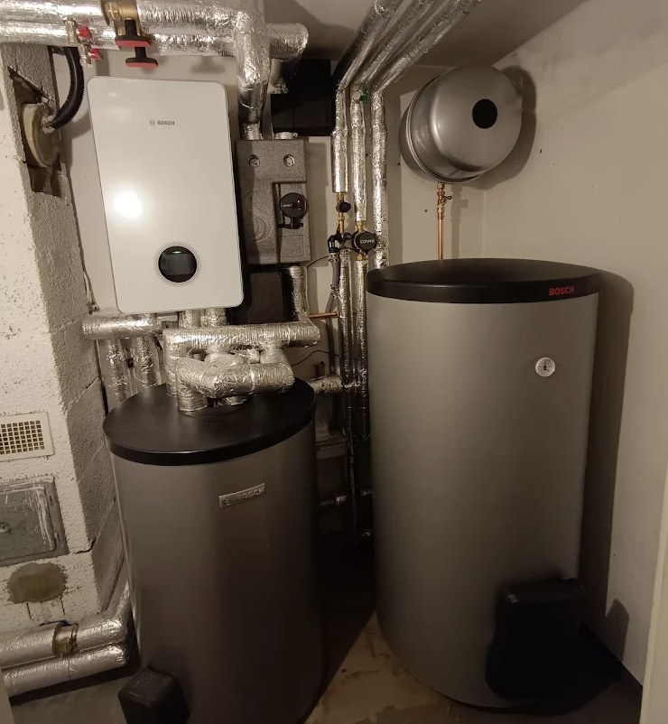 Bosch Brennwerttherme mit Warmwasserspeicher – installiert von Clara, Heizungsinstallateur Berlin