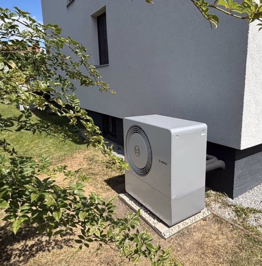 Bosch Außeneinheit vor einem EFH