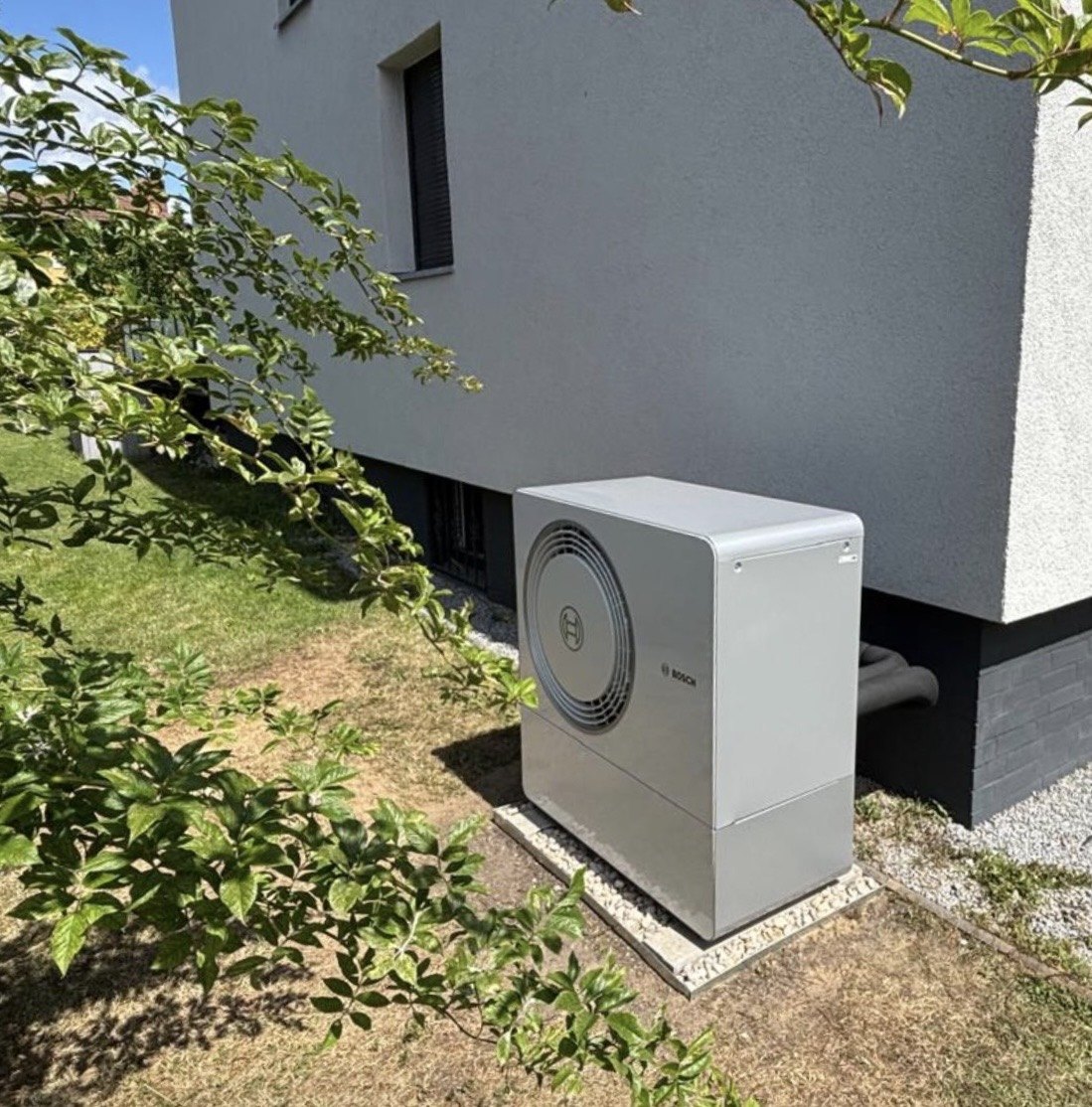 Bosch Außeneinheit vor einem EFH