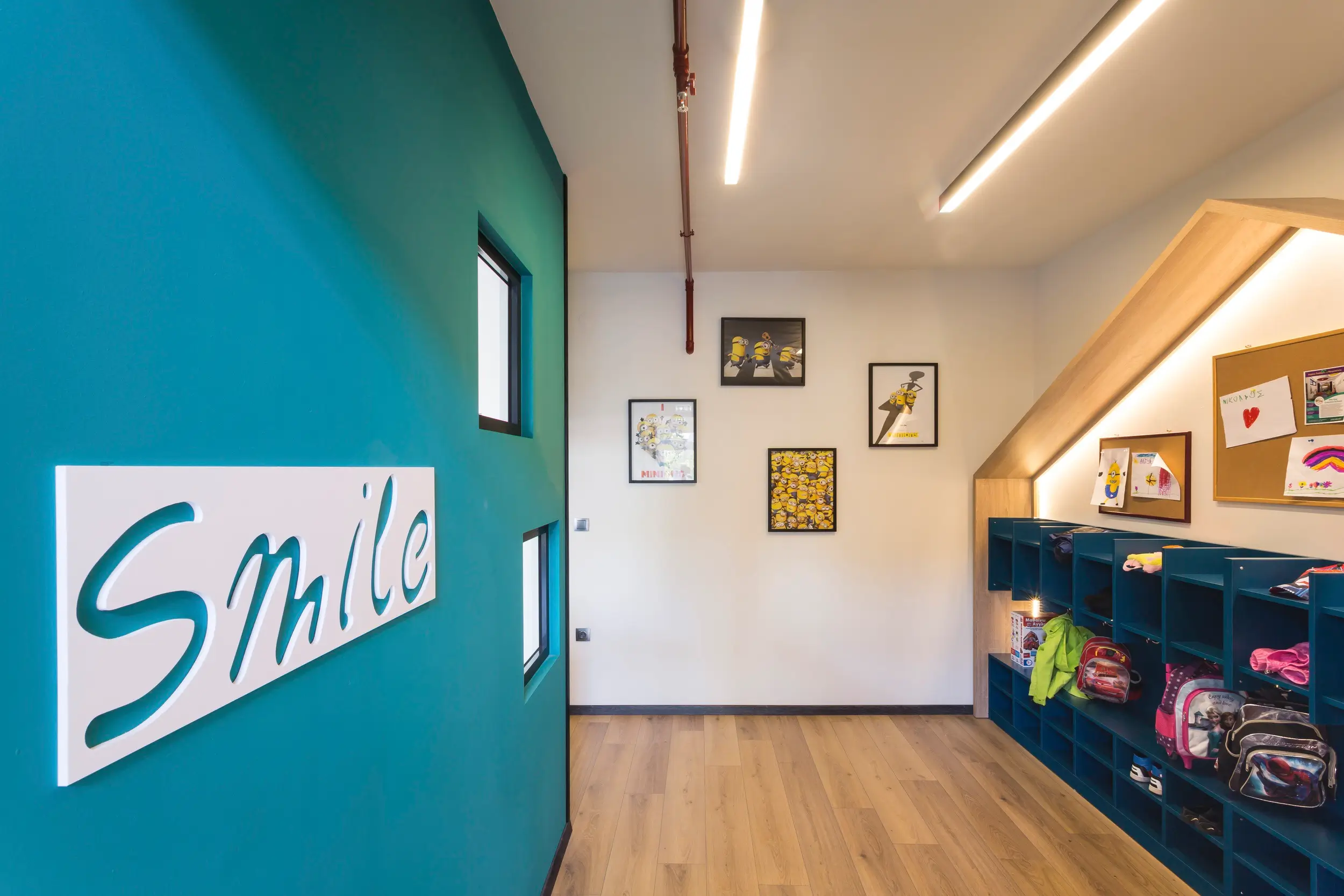 Χώρος υποδοχής με παιδικές τσάντες στο The Key Creative School